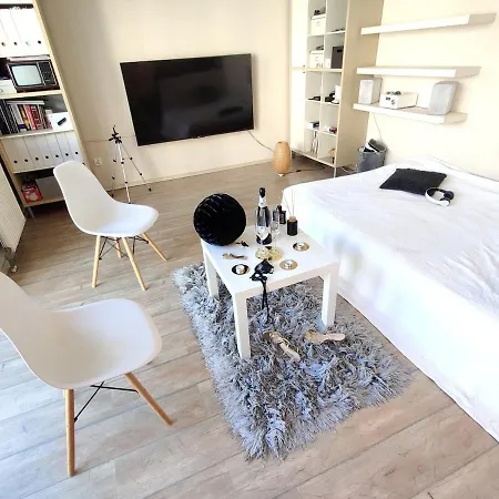 Lägenhet Cozy For A Couple - 10 Min From The Airport