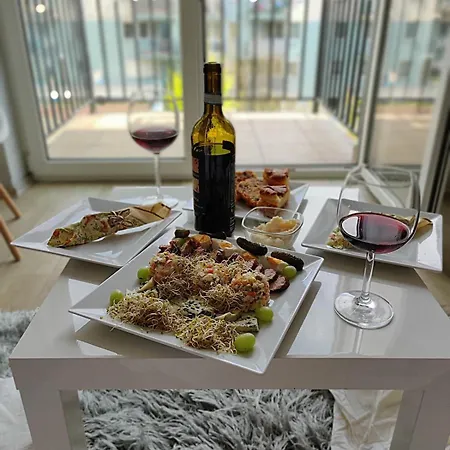 Cozy For A Couple - 10 Min From The Airport Апартаменты *